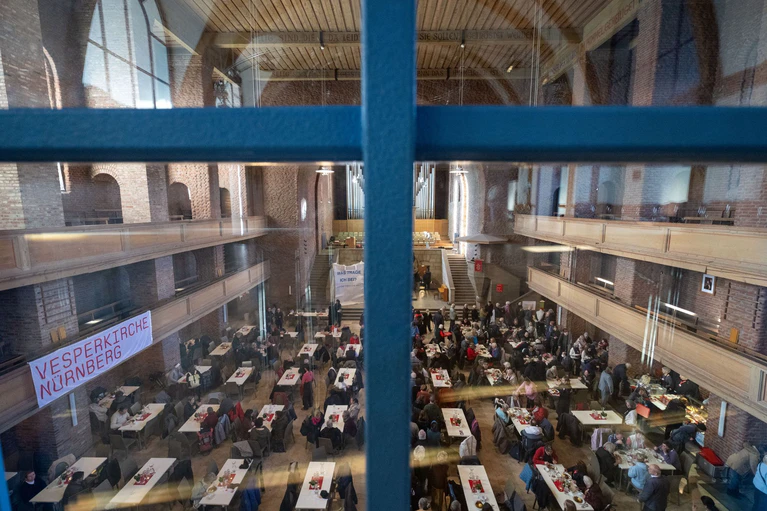 In Nürnberg gibt es wieder die Vesperkirche, die in den kältesten Monaten des Jahres einen wärmenden Ort bieten will. — © Pia Bayer/dpa