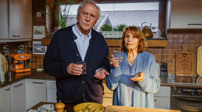 Günther und Marianne wollen raus aus der trostlosen Routine. — © Jürgen Olczyk/ARD Degeto Film/Relevant Filmproduktion/dpa