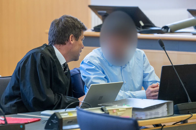 Dreieinhalb Jahre nach dem Tod einer Krankenschwester in einer Klinik in Kelheim hat vor dem Landgericht Regensburg der Prozess gegen einen Arzt begonnen. Die Staatsanwaltschaft wirft ihm Aussetzen mit Todesfolge vor. — © Armin Weigel/dpa