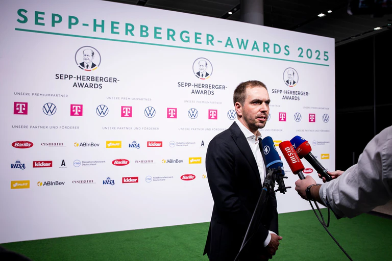 Philipp Lahm bei der Verleihung der Sepp-Herberger-Awards.  — © Michael Matthey/dpa