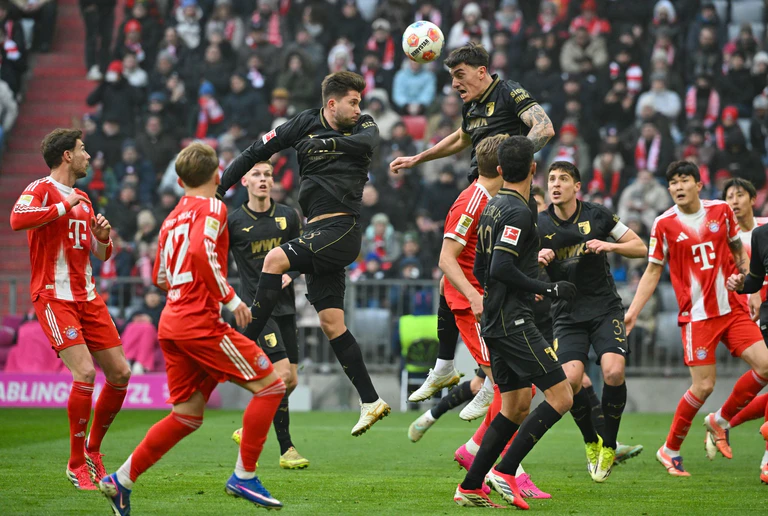 Mit viel Leidenschaft trat der FC Augsburg in München auf. — © Peter Kneffel/dpa