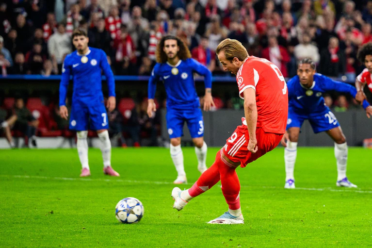 Mal wieder eiskalt vom Punkt: Harry Kane. — © Tom Weller/dpa