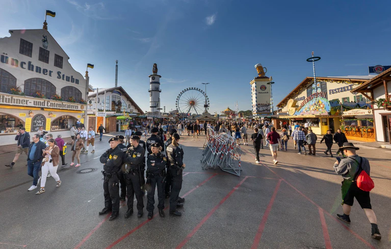 14 große Wiesn-Zelte gibt es, dazu kleine und die auf der Oidn Wiesn. (Archivfoto) — © Peter Kneffel/dpa