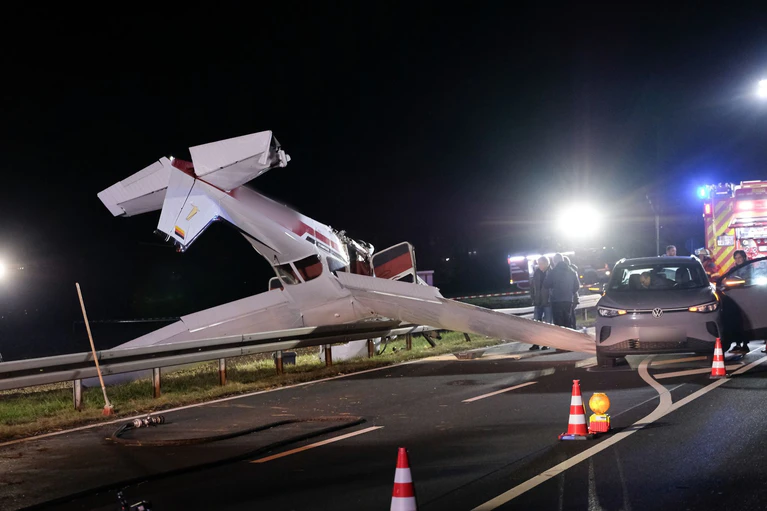 Vor der missglückten Landung touchierte das Flugzeug ein Auto. Dann kam die Cessna auf dem Dach zum Liegen.  — © Pascal Höfig/NEWS5/dpa