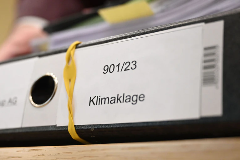 Mit Klimaklagen will die Umwelthilfe die Autobauer zum Verbrenner-Aus bringen.  — © Uli Deck/dpa