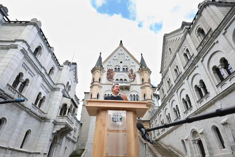 Bayerns Ministerpräsident Markus Söder (CSU) hat wenige Tage vor der Unesco-Entscheidung über einen Weltkulturerbe-Titel für Bayerns Königsschlösser Schloss Neuschwanstein besucht.  — © Karl-Josef Hildenbrand/dpa