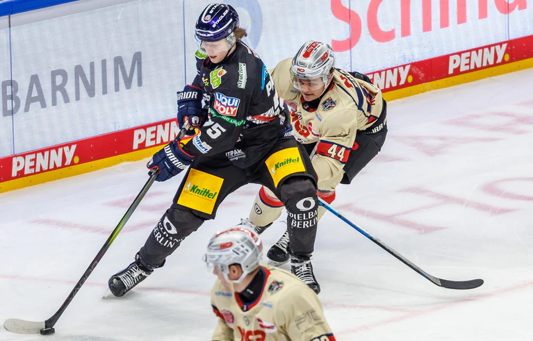 Josef Eham (r) bleibt ein Ice Tiger. — © Andreas Gora/dpa