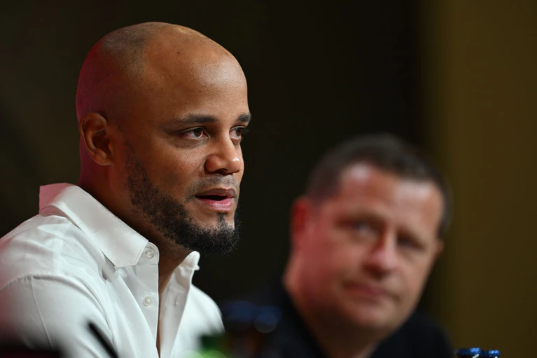 Max Eberl (r) traut seinem Trainer Vincent Kompany eine Bedeutung im europäischen Fußball zu vergleichbar mit der von Klopp und Guardiola. (Archivbild) — © Sven Hoppe/dpa