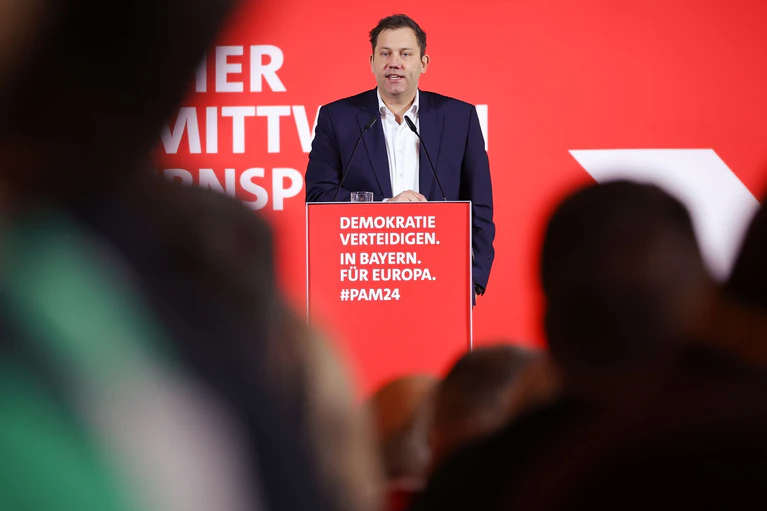 SPD-Chef Lars Klingbeil kennt den Aschermittwoch schon - dieses Jahr kommt er erstmals als Vizekanzler. (Archivbild) — © Daniel Karmann/dpa