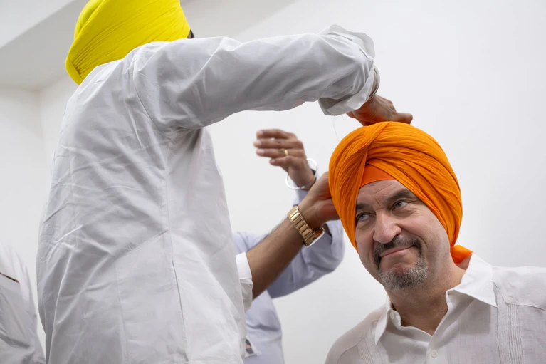 Beim Auslandsbesuch in Indien lässt sich Söder einen Turban anlegen - ein perfektes Fotomotiv für die sozialen Netzwerke. (Archivbild) — © Peter Kneffel/dpa