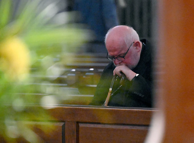 Kardinal Reinhard Marx gedenkt des gestorbenen Papstes. — © Felix Hörhager/dpa