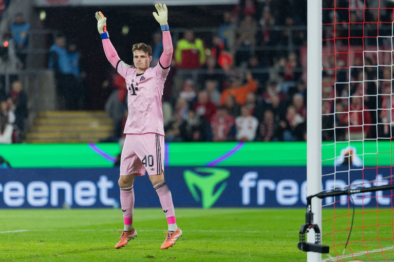 Machte an alter Wirkungsstätte ein starkes Spiel: Bayern-Keeper Urbig. — © Rolf Vennenbernd/dpa