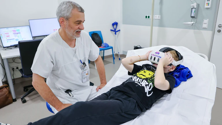 Oberarzt Krohn sieht viele Vorteile für seine jungen Patienten. — © Daniel Löb/dpa