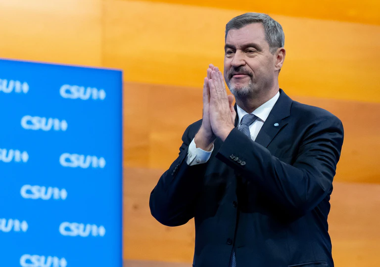 Große Freude sieht anders aus: CSU-Chef Söder bleibt im Amt, aber seine Parteibasis hat ihm einen schmerzhaften Parteitag bereitet. — © Sven Hoppe/dpa