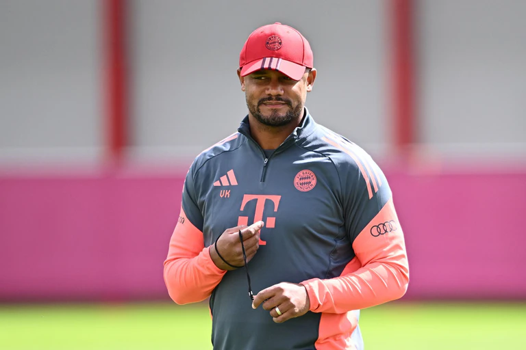 Trainer Vincent Kompany entscheidet über die Spielzeit von Talenten. — © Harry Langer/dpa