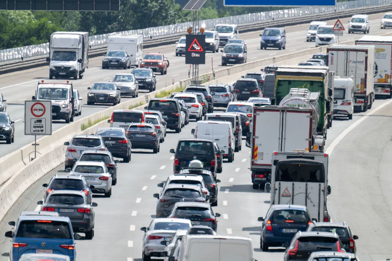 Am dritten Oktoberwochenende könnte es nach Einschätzung des ADAC auf einigen Autobahnen in Bayern zu Staus kommen. (Symbolbild) — © Pia Bayer/dpa