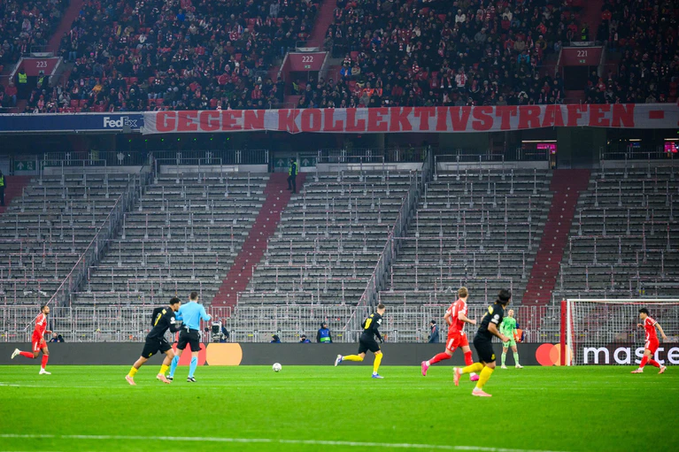 Ungewohntes Bild in der Allianz Arena: Wegen einer UEFA-Straf gab es leere Blöcke. — © Tom Weller/dpa