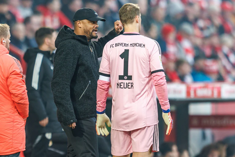 Vincent Kompany schwärmt von seinem Keeper. (Archivbild) — © Andreas Gora/dpa
