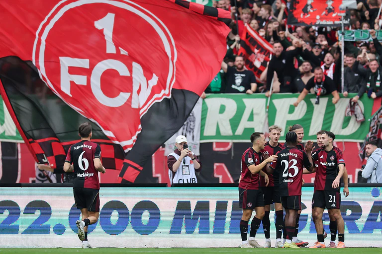 Der «Club» jubelt gegen Braunschweig, hier nach dem Tor zum 2:0. — © Daniel Löb/dpa