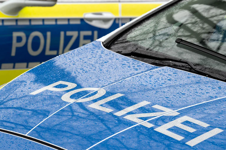 Nach einem Messerangriff in Rimbach hat die Kriminalpolizei Regensburg die Ermittlungen zu den Hintergründen der Tat übernommen. (Symbolbild) — © Soeren Stache/dpa