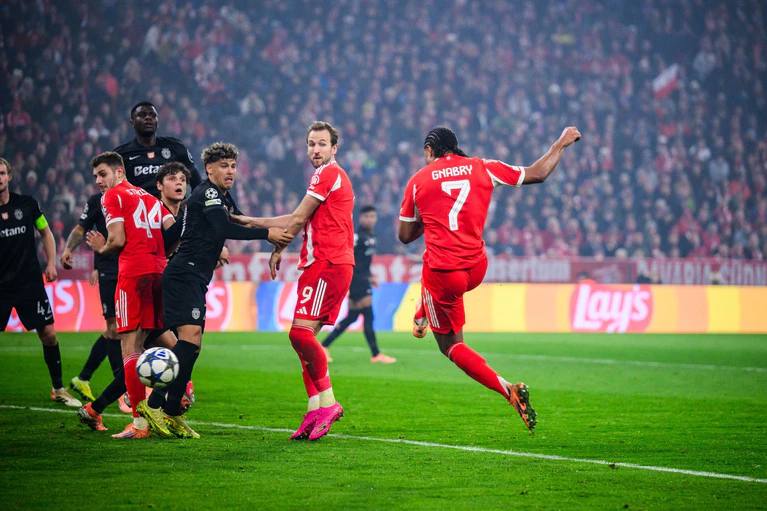 Serge Gnabry (r) traf zum 1:1. — © Tom Weller/dpa