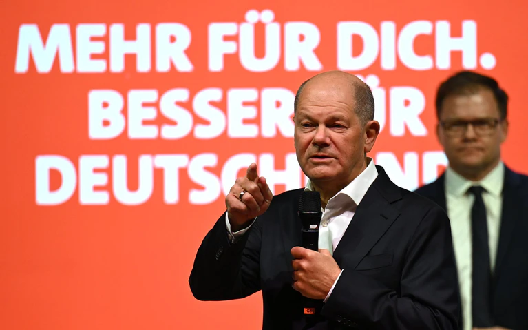 Kanzler Scholz will trotz der Messerattacke von Aschaffenburg in der Migrationspolitik Kurs halten. — © Martin Schutt/dpa