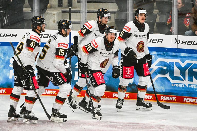 Die Eishockey-Nationalmannschaft gewinnt zum Abschluss des Deutschland Cups gegen Österreich. — © Armin Weigel/dpa