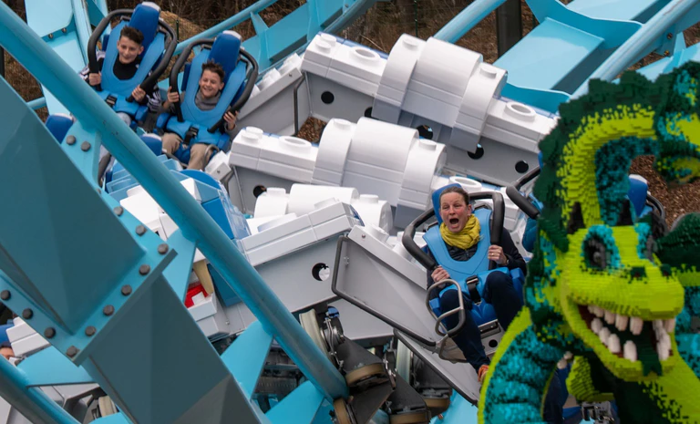 Im Legoland gibt es Attraktionen im Bauklötzchen-Design. (Archivbild) — © Stefan Puchner/dpa