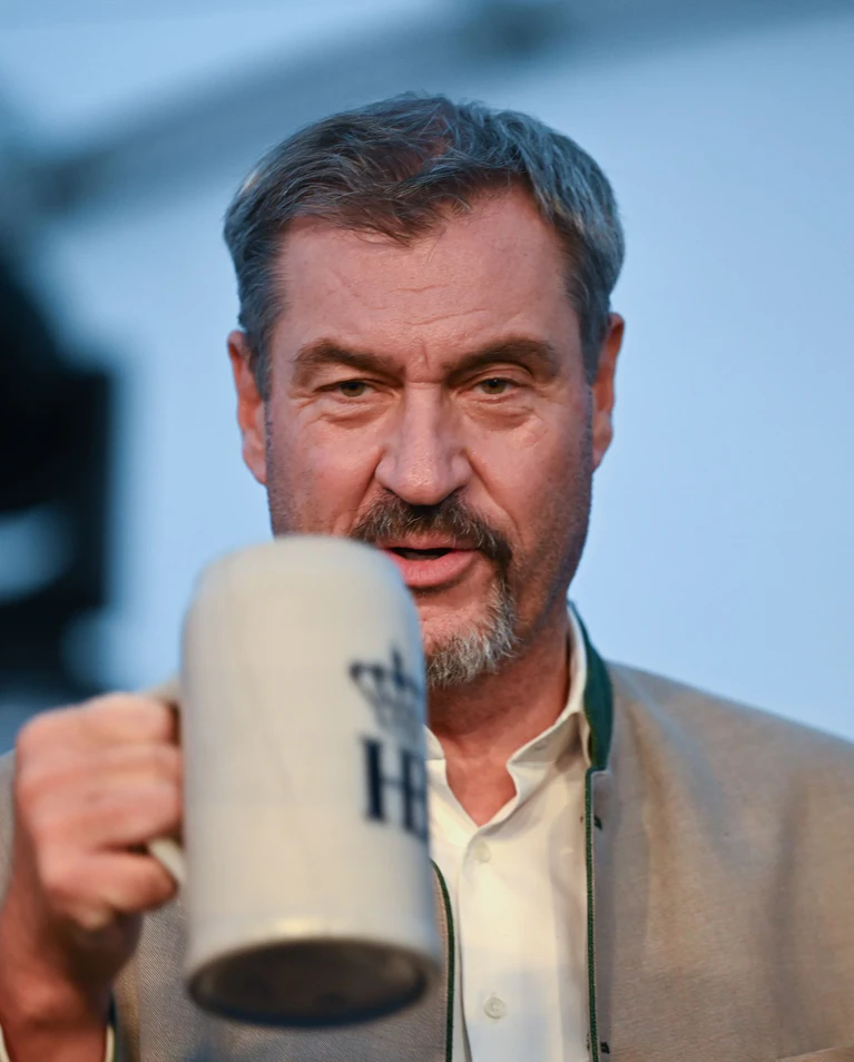 Auch Bayerns Ministerpräsident Markus Söder ließ sich das Oktoberfestbier schmecken. — © Soeren Stache/dpa
