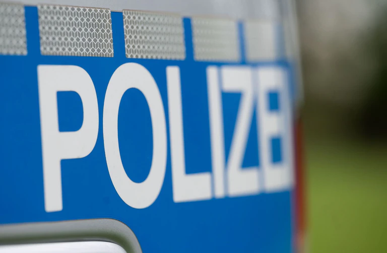 Ein Mann soll Schülerinnen angesprochen, Geld verschenkt und sexuelle Anspielungen gemacht haben (Symbolbild). — © Marijan Murat/dpa