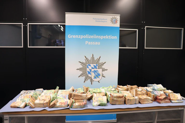 Das Bargeld war laut Polizei in dem Wagen versteckt. — © -/Polizeipräsidium Niederbayern/dpa