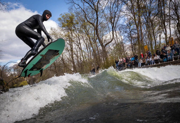 Nur am Karfreitag war Surfen kurz mal möglich. (Archivfoto)  — © Peter Kneffel/dpa