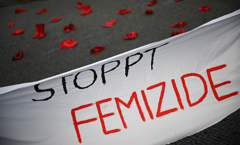 Im vergangenen Jahr starben nach einer Auswertung des Landeskriminalamts 40 Mädchen und Frauen in Bayern bei einem Femizid. (Symbolbild) — © Sebastian Gollnow/dpa