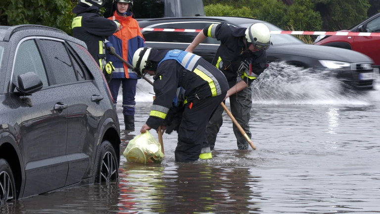 Die Feuerwehr in Nürnberg wurde zu einer Vielzahl von Einsätzen gerufen. — © Bernd März/extremwetter.tv/dpa