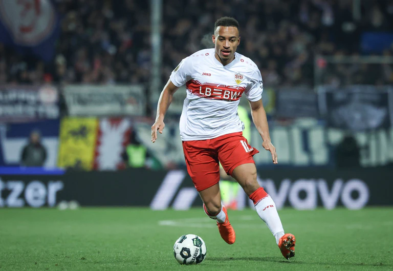Klappt es mit der Titelverteidigung für Jamie Leweling und den VfB Stuttgart? (Archivbild) — © Christian Charisius/dpa
