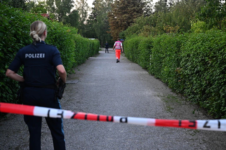 Die Polizei ist in der Kleingartenanlage im Einsatz. — © Felix Hörhager/dpa