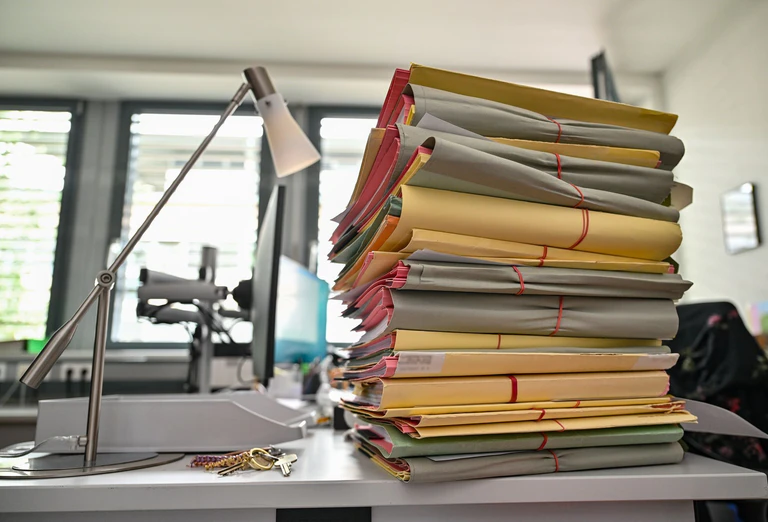 Urteile enthalten viele sensible Informationen, die bisher eine Veröffentlichung verhindern. Eine neue KI-Software soll nun für mehr Transparenz sorgen. (Symbolbild) — © Patrick Pleul/dpa