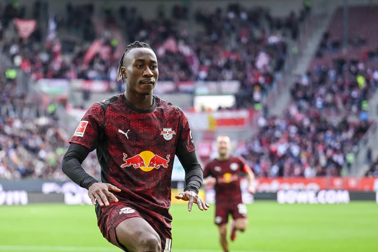 Der 18-jährige Yan Diamonde jubelt nach seinem ersten Bundesliga-Tor. — © Harry Langer/dpa