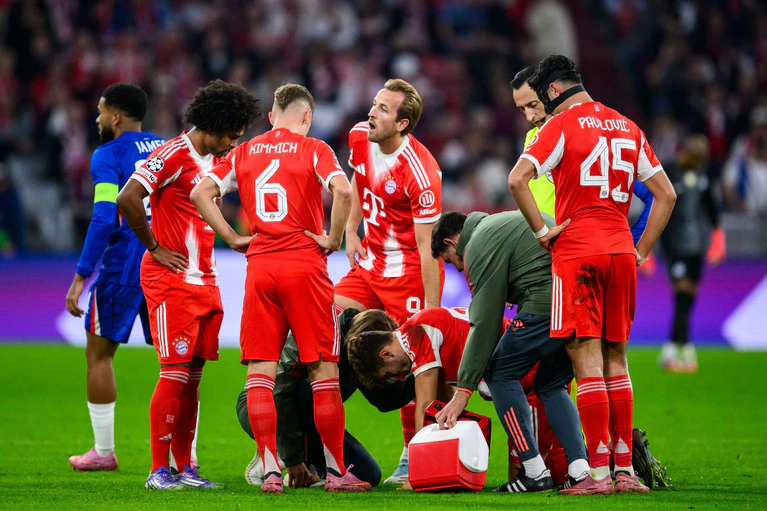 Beim FC Bayern musste Josip Stanisic (Mitte) am Mittwochabend verletzt ausgewechselt werden. — © Tom Weller/dpa