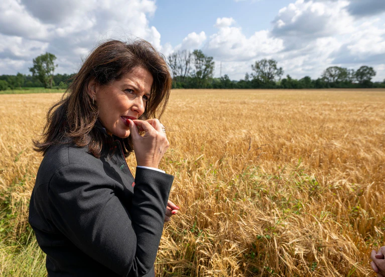 Bayerns Agrarministerin will keine weiteren Verschärfungen der EU-Regeln für die bayerische Landwirtschaft (Archivbild).   — © Peter Kneffel/dpa