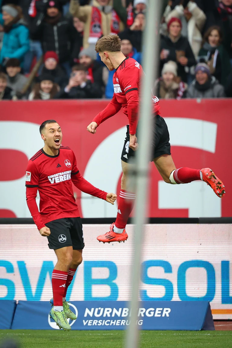 Finn Jeltsch (r.) beim Jubelsprung nach seinem Kopfballtor. Links Julian Justvan, der die Ecke zum 1:0 schlug. — © Daniel Karmann/dpa