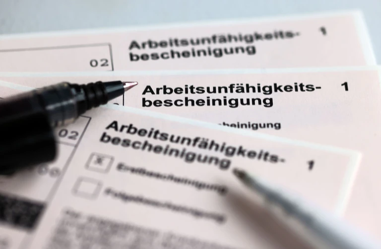 Die Zahl der Krankschreibungen wegen Belastungsreaktionen ist stark gestiegen.  (Illustration) — © Jens Büttner/dpa/dpa-tmn