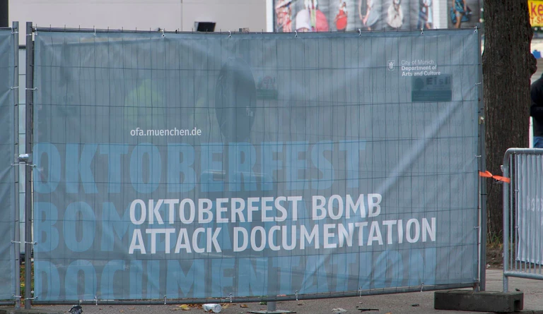 Die Wiesn war wegen einer Bombendrohung gesperrt - und konnte erst nach umfangreichen Absuchmaßnahmen wieder öffnen.  — © Michael Faulhaber/dpa