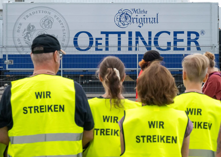 Im Tarifstreit bei der Brauerei Oettinger legte die Gewerkschaft NGG nach eigenen Angaben nun ein Schlichtungsangebot vor. — © Peter Kneffel/dpa