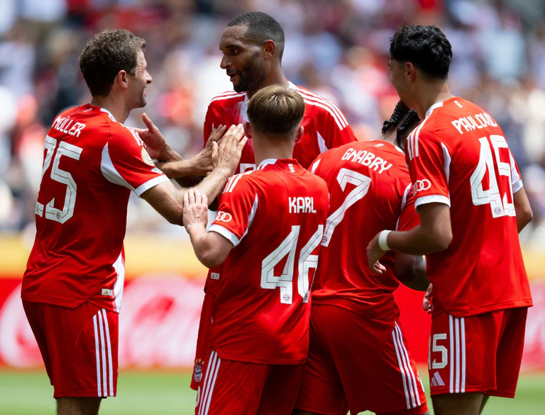 Beim Torjubel gegen Auckland muss Lennart Karl (Nr. 46) noch den prominenten Teamkollegen gratulieren, wie hier Thomas Müller (l) nach dem Treffer zum 10:0. — © Sven Hoppe/dpa