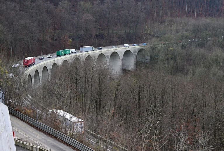 Das Nadelöhr der Autobahn 8 im Landkreis Göppingen sorgt seit vielen Jahren für Ärger. (Foto-Archiv) — © Bernd Weißbrod/dpa