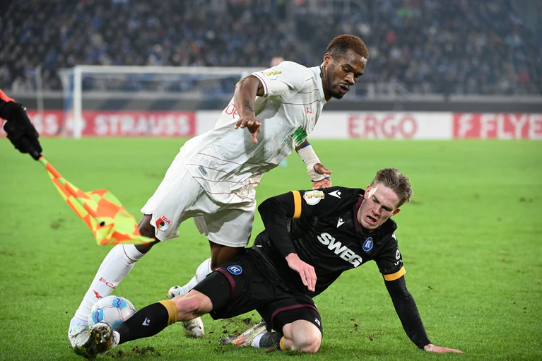 Der KSC und der FCA lieferten sich ein intensives Pokal-Duell. — © Uli Deck/dpa