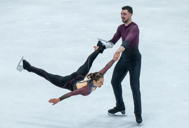 Annika Hocke (l) und Robert Kunkel belegten in Oberstdorf Platz acht. — © Peter Kneffel/dpa