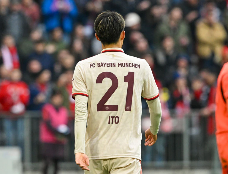 Droht der nächste lange Verletzungsausfall der Bayern zu werden: Hiroki Ito. — © Peter Kneffel/dpa
