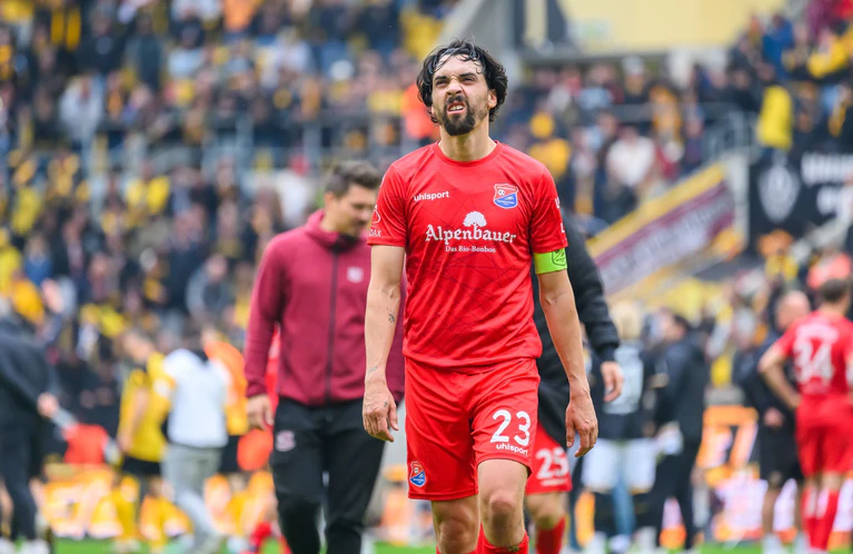 Das Team um Markus Schwabl bleibt in der Regionalliga.  — © Robert Michael/dpa